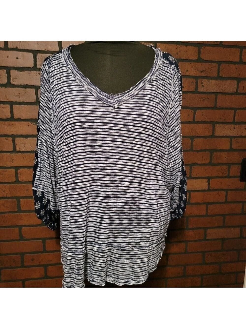 Eyeshadow Mixed Material Navy & White with Floral insert sleeves.  Size XL
